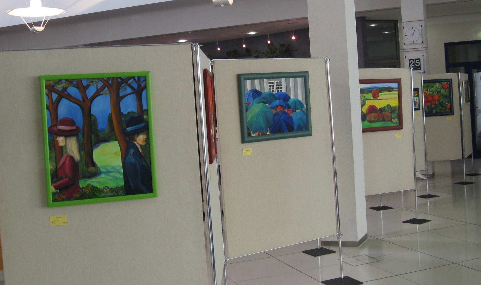 Bilder der Ausstellung in der Sparkasse TIR